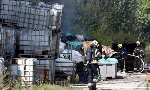 Gorjelo skladište u Zagrebu, gusti dim nad istočnim dijelom grada