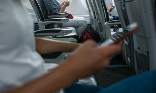 Zašto ne smijemo koristiti mobitele u avionu i kad bi se to moglo promijeniti