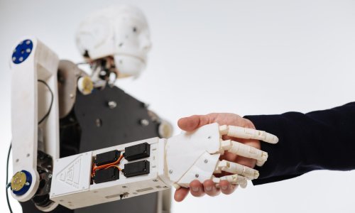 Suosnivač DeepMinda o novoj fazi AI-ja: 'Mnogi podcjenjuju ovaj trenutak i što slijedi'
