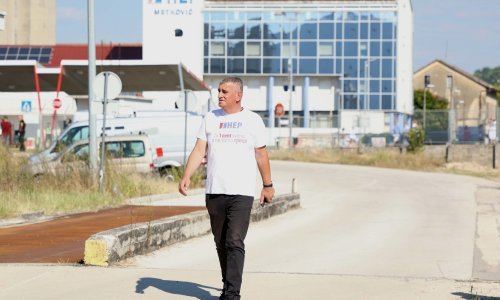 Bulj poklonio Plenkoviću majicu s logom HEP-a: 'Za jedan cent svima, a ne samo njima'