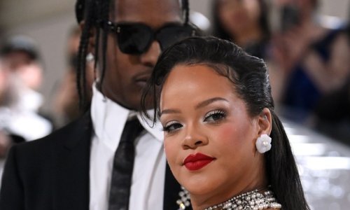 Prve obiteljske fotografije: Rihanna svijetu otkrila jednomjesečnog sinčića