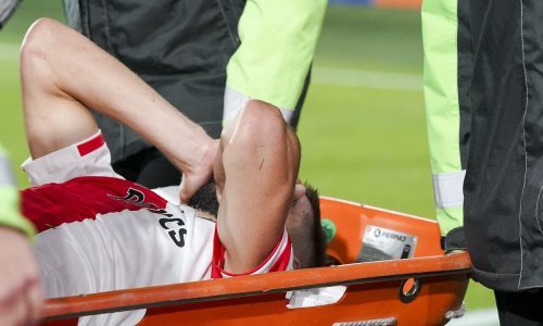 Hrvatski reprezentativac Luka Ivanušec na nosilma iznesen s terena