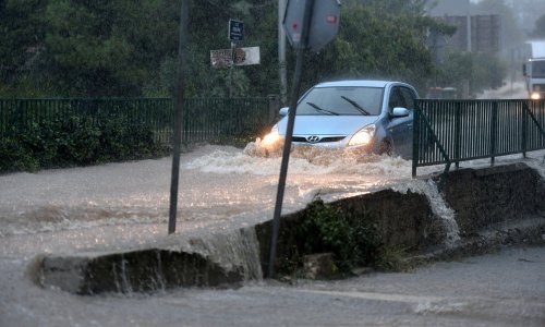 Obilna kiša spustila se nad Zadrom; prometnice plivale u vodi