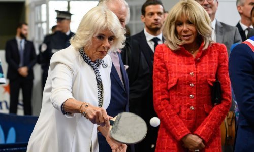 Kraljica Camilla i prva dama Francuske okušale su se i u stolnom tenisu