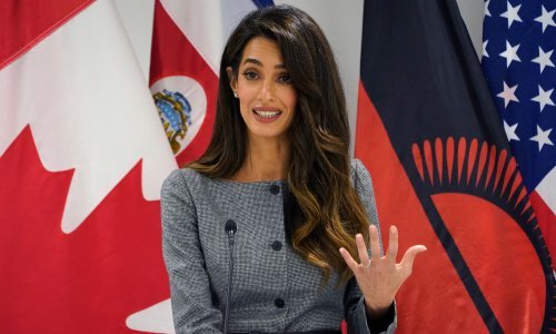 Amal Clooney očarala chic outfitom koji je sjajan primjer poslovne elegancije