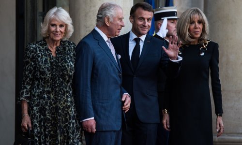 Modni susret na vrhu: Kraljica Camilla mnoge je iznenadila haljinom odvažnog uzorka