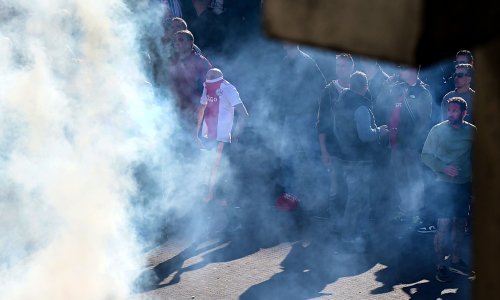 Policija suzavcem rastjerala bijesne navijače Ajaxa koji su provalili u klupske prostorije