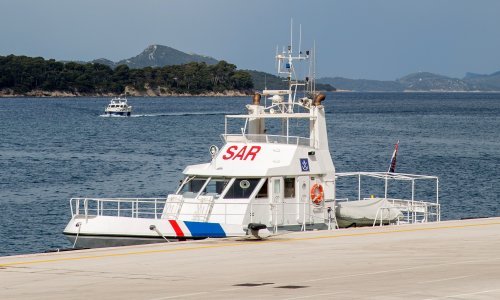 Spašeni Amerikanci i Belgijanci s broda kod Raba, ozlijeđen vatrogasac