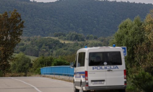 Policija uhvatila dva krijumčara koji su ilegalno prevozili ukupno 62 migranta