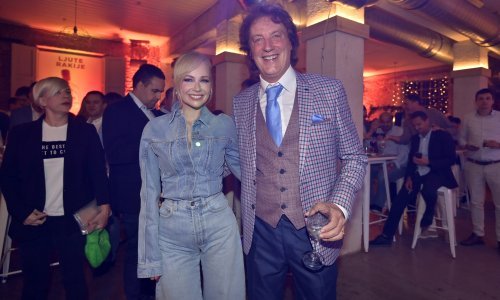 Sve joj stoji: Jelena Rozga izgleda nevjerojatno dobro u traperu od glave do pete