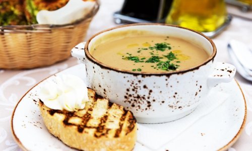 Slasna pileća juha s karameliziranim lukom savršena je za imunitet i brz osjećaj sitosti