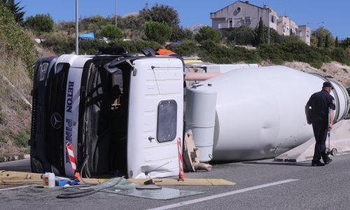 Na brzoj cesti prema Splitu prevrnula se miješalica, vozač u bolnici