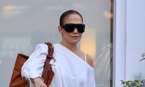 Jennifer Lopez ležernu kombinaciju upotpunila trendi torbom i  tenisicama koje svi sad nose