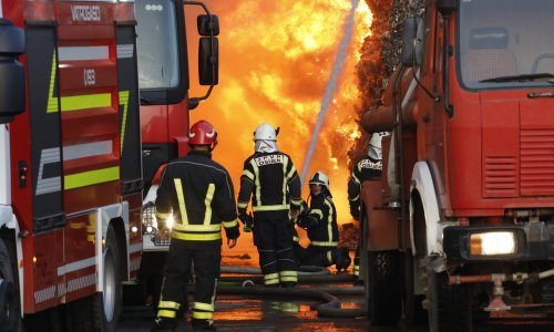 Požar u Osijeku i dalje divlja, evo što su vatrogasci izvukli iz objekta na deponiju