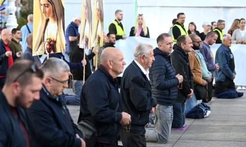 Na trgovima hrvatskih gradova okupili se molitelji, pridružio im se i Dario Kordić