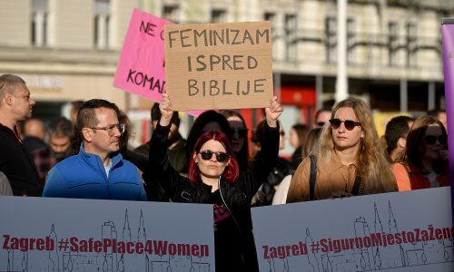 Antimolitelji glasno prosvjedovali na trgu u Zagrebu, pogledajte transparente