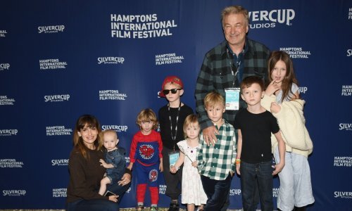 Slavni glumac ponosno pozirao sa svih svojih sedmero djece