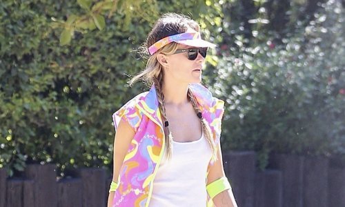 Veseli stajling upotpunila je kultnim tenisicama, čija popularnost raste