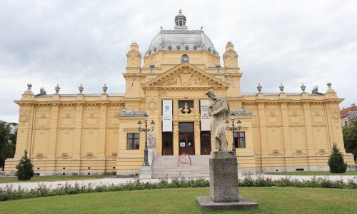 Klasja Habjan i Sanja Bistričić Srića predstavljaju rad 'Nadogradnja'