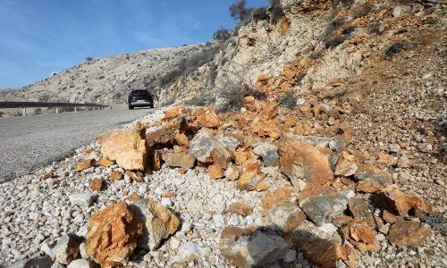 Odronila se stijena u zaleđu Omiša; cesta zatvorena za promet