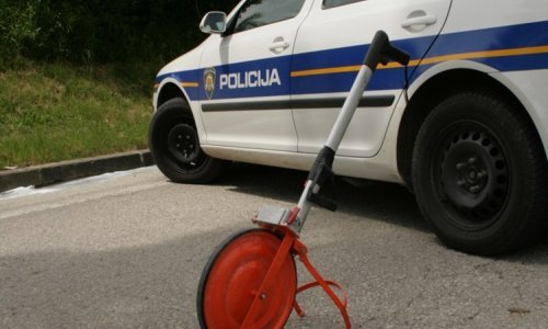 Jurio prema Splitu, pa udario u stražnji dio drugog automobila; zabili se u ogradu, troje ozlijeđenih