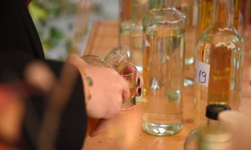 Zagrebačka carina prodaje 430 litara domaće rakije, cijena prava sitnica