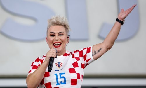 Indira zagrijala atmosferu u Osijeku: U dresu Marija Pašalića pjevala na tribinama