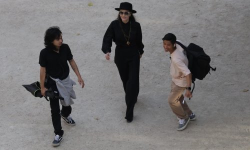 Angelina Jolie snimljena u Parizu u društvu najvažnijih joj muškaraca