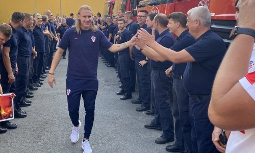 Vatreni dan nakon poraza od Turske razveselili stotinu mladih navijača i vatrogasce