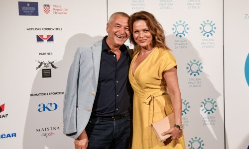 Nasmiješeni za fotografiju: Sandra Bagarić i Darko Domitrović u večernjem izlasku