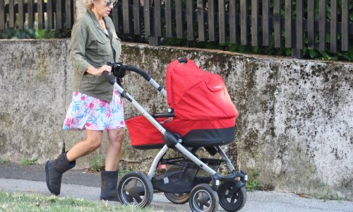 Uživa u novoj ulozi: Vanna prošetala gradskim ulicama s unučicom