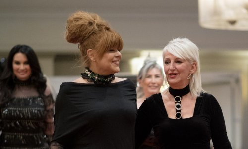 Poznate dame prošetale modnom pistom, a pjevala im je Zsa Zsa