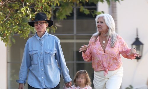 Rijetko pojavljivanje u javnosti: Cameron Diaz s obitelji viđena u šetnji