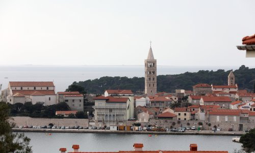 Dojava o bombi na Rabu: Evakuirane škole, sud...