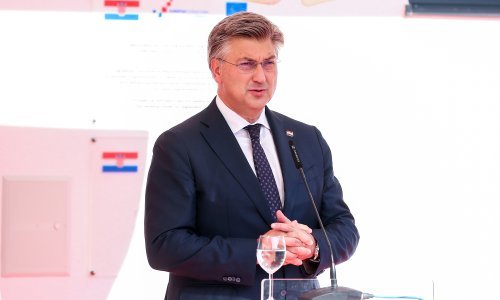 Plenković 'spustio' novinarki u Tirani, s grčkim kolegom razgovarao o Boysima