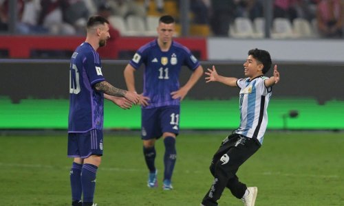 Messi zabija i putuje prema nedodirljivosti. Kad redari zakažu, sve rješava zagrljajem