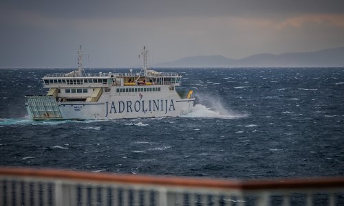 Jugo prekinulo više trajektnih i brodskih linija
