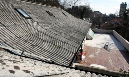 Opasni azbest uklanjaju učenicima pred nosom bez ikakve zaštite