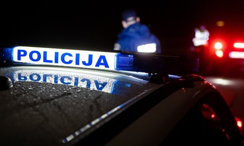 Potjera na D1: Bježao od policije s kombijem punim migranata, pa iskočio iz vozila
