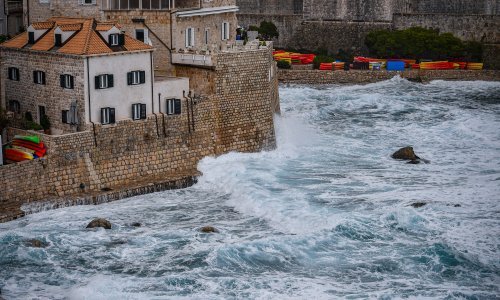 Dalmacija pliva: Vjetar ruši stabla, nema struje, pomorski promet prekinut