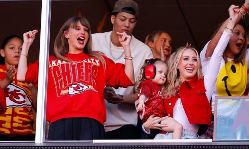 Taylor Swift u zanimljivom društvu vatreno bodrila dečka s tribina