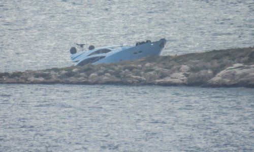 Velika jahta nasukala se na Pijavicu, oglasilo se  ministarstvo