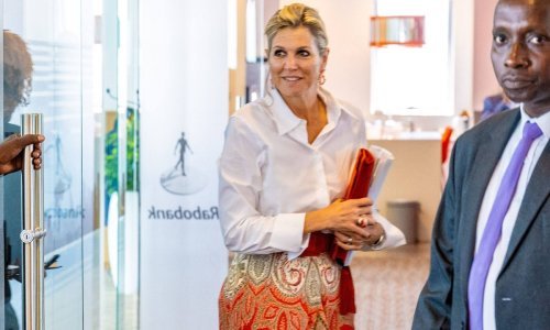 Bijela košulja uvijek izgleda elegantno, pogotovo u kombinaciji s ovakvom suknjom