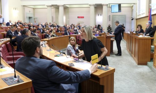 Pljušte optužbe: Tko je kriv za kaos u Saboru