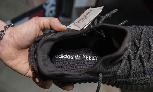 Što se događa? Adidas zaustavio prodaju spornih tenisica Yeezy