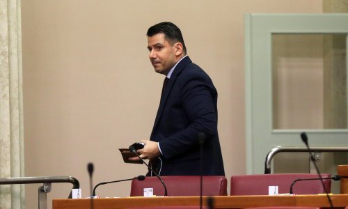 Mostovac Grmoja u 'inspekciji': Oštećene su i saborske klupe vladajućih