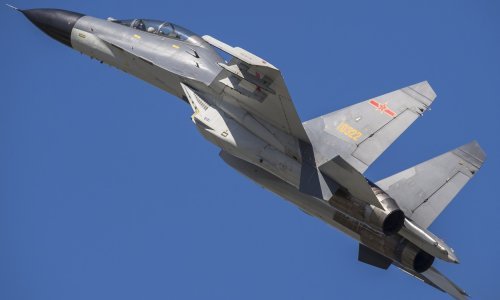 Kineski lovac došao na tri metra od B-52, Pentagon objavio snimku