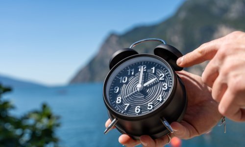 Počinje zimsko računanje vremena, obavezna vožnja s upaljenim svjetlima