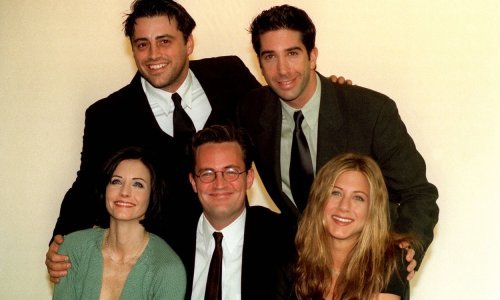 Glumačka postava 'Prijatelja' shrvana je smrću Matthewa Perryja: 'Neutješni su'