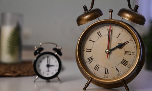 Pomicanje sata počelo je 1784. kao vic. Zašto ga 240 godina kasnije ne ukinemo?